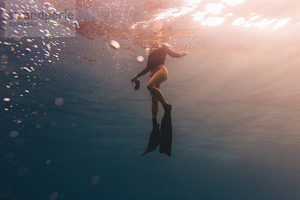 Frau tritt in der Nähe der Meeresoberfläche auf Wasser