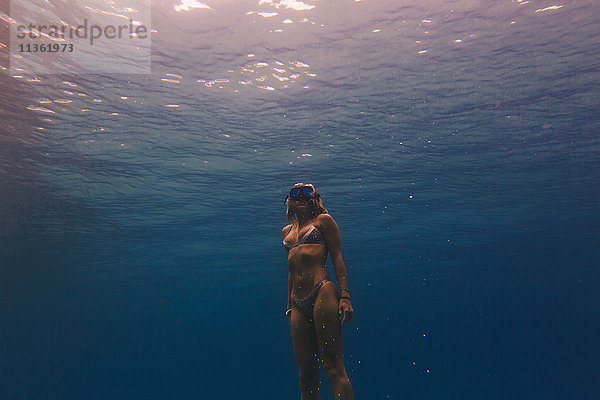 Frau beim Freitauchen im Meer