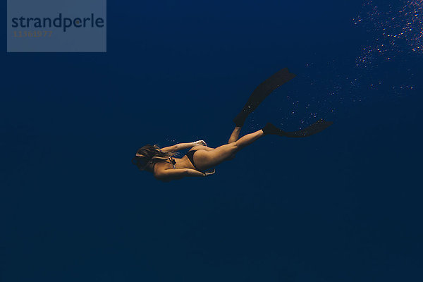 Frau beim Freitauchen im Meer