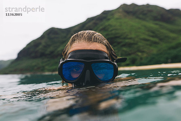 Schwimmer mit Schutzbrille nahe der Meeresoberfläche