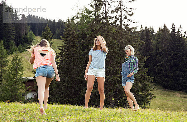Drei erwachsene Freundinnen spielen auf dem Feld  Sattelbergalm  Tirol  Österreich