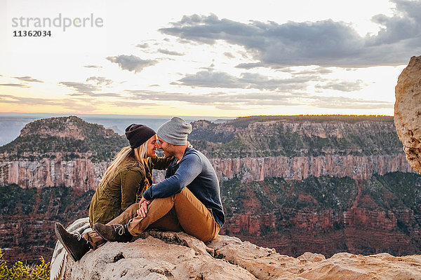 Paar sitzt kuschelnd am Rand des Grand Canyon  Arizona  USA