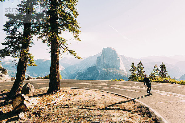 Skateboarder auf Bergstraße unterwegs  Yosemite  Kalifornien  USA