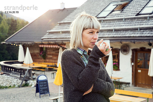 Frau beim Kaffeetrinken vor dem Hotel  Sattelbergalm  Tirol  Österreich