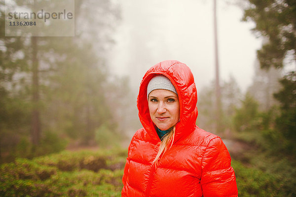 Frau in roter Kugelfischjacke mit Kapuze  Sequoia-Nationalpark  Kalifornien  USA