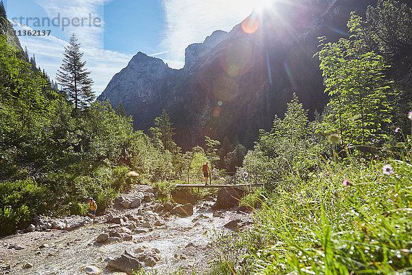 Mutter und Sohn auf Entdeckungsreise  Höllental  Zugspitze  Garmisch-Partenkirchen  Bayern  Deutschland