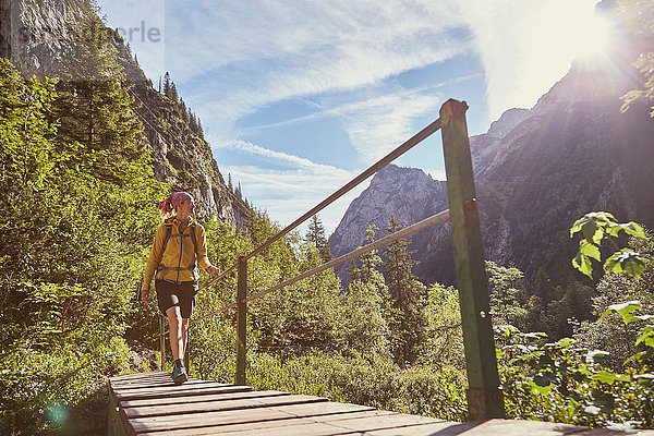 Frau zu Fuß über die Brücke  Höllental  Zugspitze  Garmisch-Partenkirchen  Bayern  Deutschland