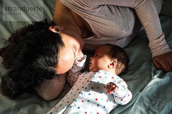 Mutter und Sohn ruhen im Bett