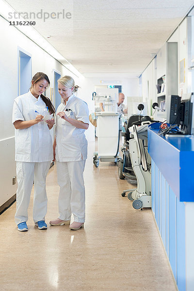 Krankenschwestern auf der Krankenhausstation diskutieren