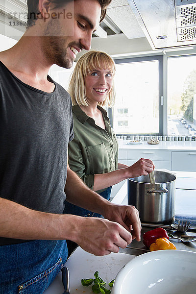 Ehepaar in der Küche beim Kochen