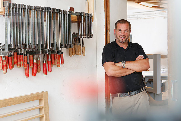 Mann in der Werkstatt mit Handwerkzeugen