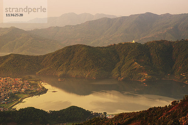 Fewa-See  Blick auf den Shanti-Stupa  Pokhara  Nepal