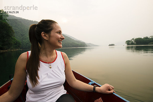 Frau auf Boot auf dem See  Pokhara  Nepal