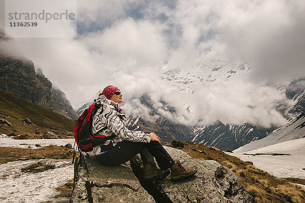 Frau  sitzend  Aussicht schauend  ABC-Trek (Annapurna-Basislager-Trek)  Nepal