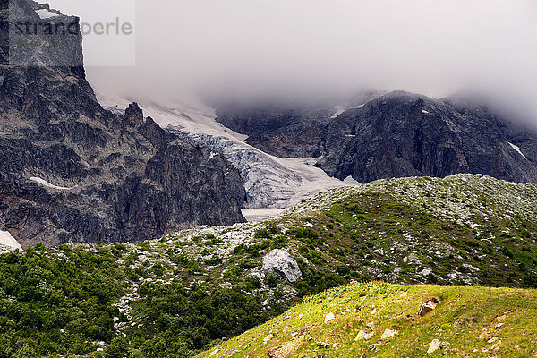 Ländliche Landschaft Berge im Hintergrund  Kaukasus  Svaneti  Georgien