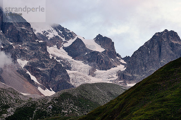 Schneebedeckte Berge  Kaukasus  Svaneti  Georgien