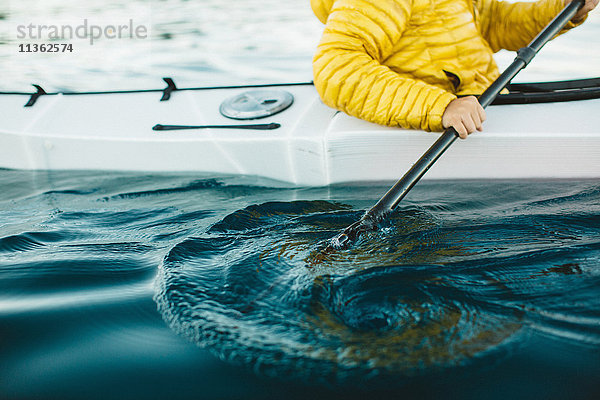 Nahaufnahme eines Kajakpaddels im Wasser  Kalifornien  USA