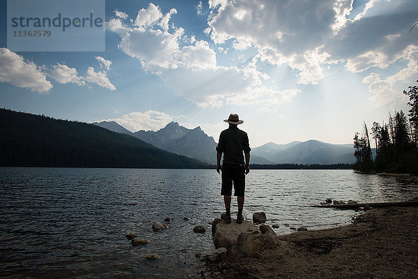 Rückansicht eines Mannes mit Blick auf den Stanley-See  Idaho  USA