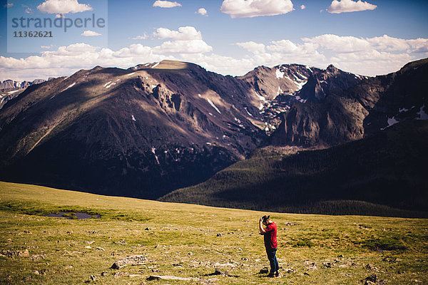 Mann mit Cowboyhut an den Bergen  Rocky Mountain National Park  Colorado  USA