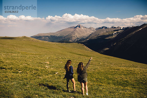 Rückansicht von Frauen mit Blick auf die Berge  Rocky Mountain National Park  Colorado  USA