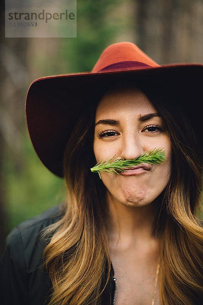 Porträt einer Frau mit laubbedecktem Schnurrbart  Rocky Mountain National Park  Colorado  USA