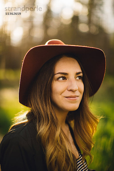 Porträt einer Frau mit Hut beim Wegschauen  Rocky Mountain National Park  Colorado  USA