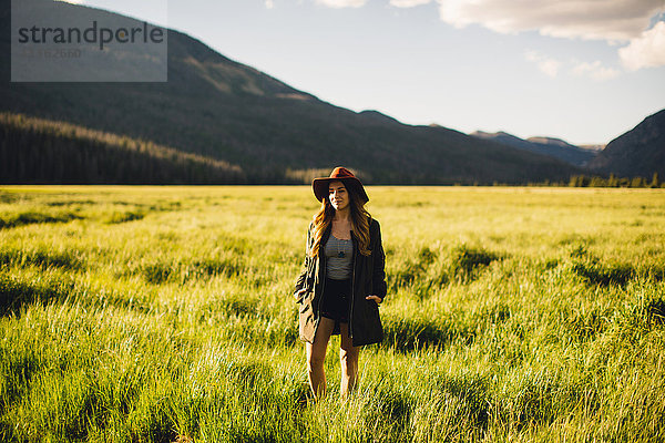 Frau wandert auf einer Wiese  Rocky Mountain National Park  Colorado  USA