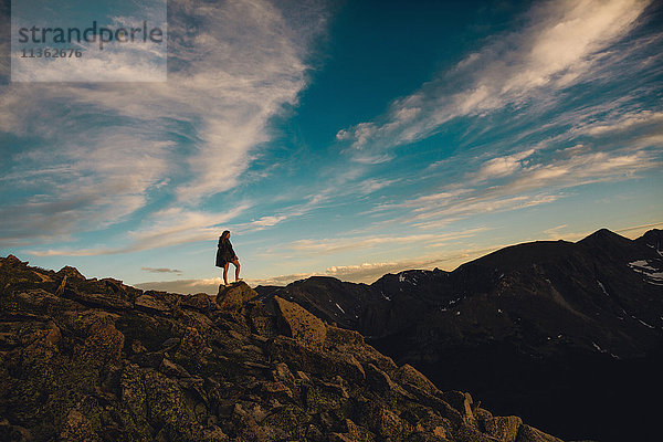 Frau auf einem Felsvorsprung mit Blick auf die Aussicht  Rocky Mountain National Park  Colorado  USA