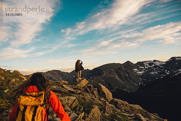 Frauen auf einem Felsvorsprung mit Blick auf die Aussicht  Rocky Mountain National Park  Colorado  USA