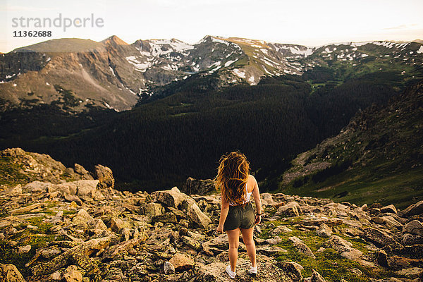 Rückansicht einer Frau auf einem Felsvorsprung mit Blick auf die Aussicht  Rocky Mountain National Park  Colorado  USA