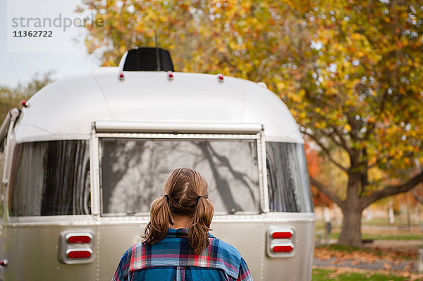 Rückansicht einer Frau  die ein Wohnmobil betrachtet  Washington  USA