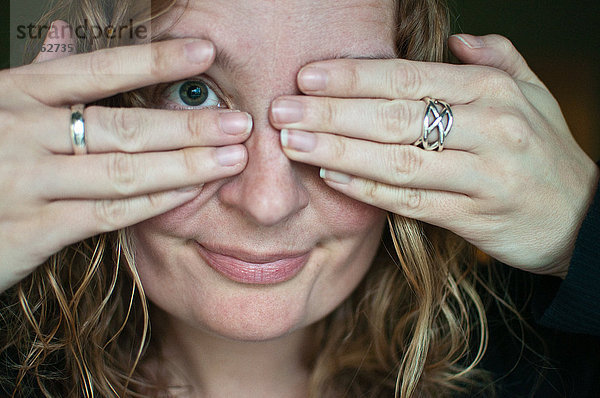 Nahaufnahme einer Frau  die die Augen bedeckt