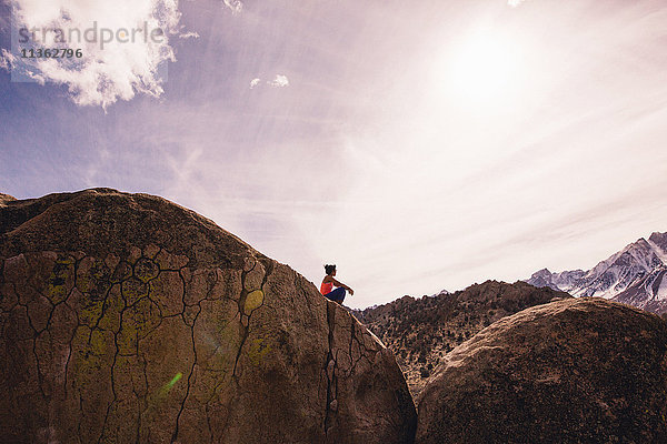 Frau sitzt auf Felsen  Buttermilk Boulders  Bishop  Kalifornien  USA