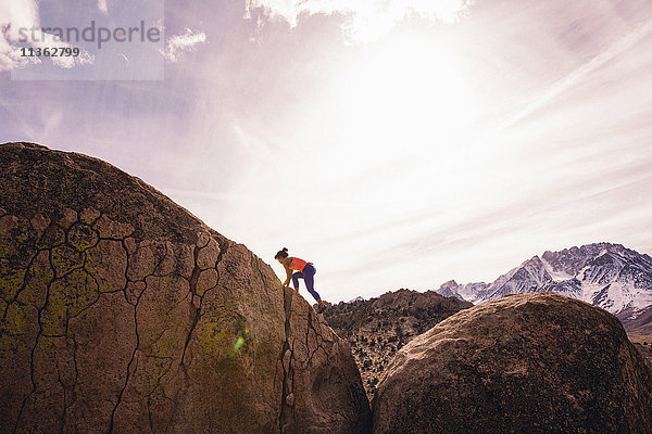 Kletterfelsen Frau  Buttermilk Boulders  Bishop  Kalifornien  USA