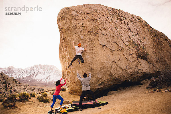 Freunde klettern Felsbrocken  Buttermilk Boulders  Bishop  Kalifornien  USA