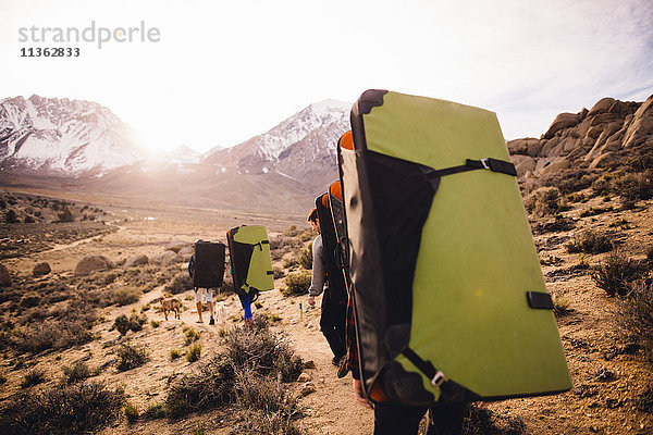 Freunde mit Bouldermatten  Buttermilk Boulders  Bishop  Kalifornien  USA