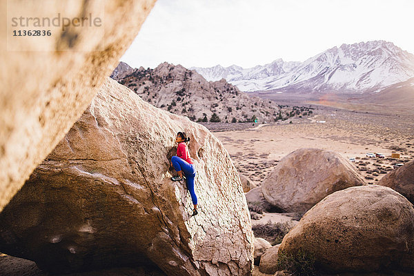 Felsklettern für Frauen  Buttermilk Boulders  Bishop  Kalifornien  USA