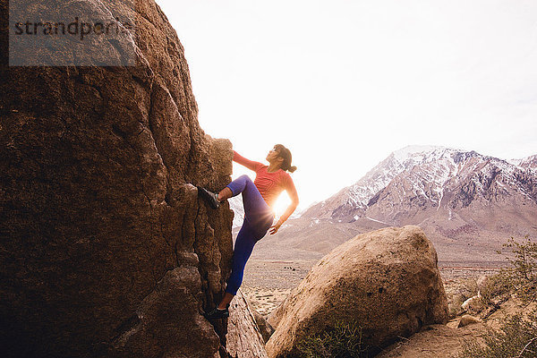 Felsklettern für Frauen  Buttermilk Boulders  Bishop  Kalifornien  USA