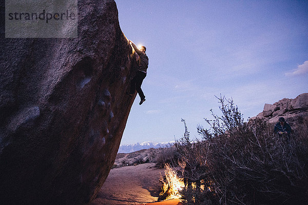 Freunde beim nächtlichen Felsklettern  Buttermilk Boulders  Bishop  Kalifornien  USA