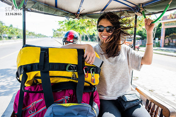 Frau fährt in Autorikscha  Siem Reap  Kambodscha