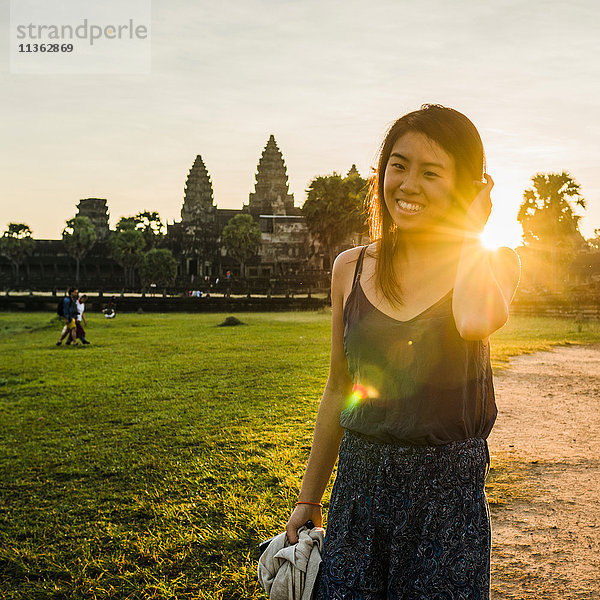 Frau vor dem Tempel Angkor Wat  Siem Reap  Kambodscha