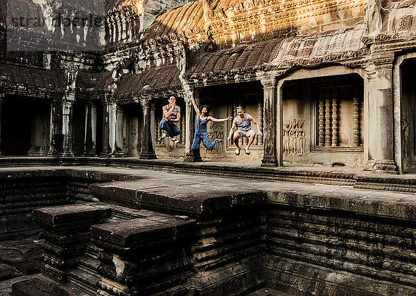 Freunde springen in die Luft  Tempel von Angkor Wat  Siem Reap  Kambodscha