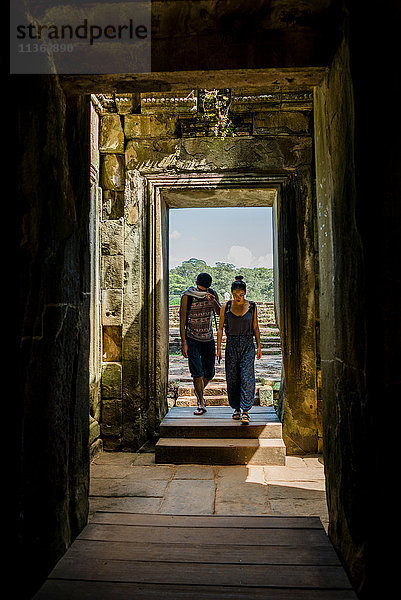 Ehepaar betritt den Eingang des Phimeanakas-Tempels  Siem Reap  Kambodscha