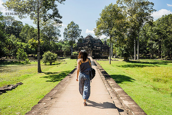 Rückansicht einer Frau im Garten des Phimeanakas-Tempels  Siem Reap  Kambodscha