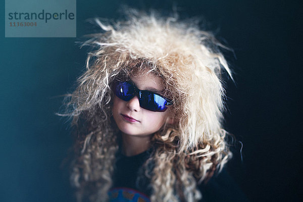 Porträt eines als Punk verkleideten Jungen  der in die Kamera schaut