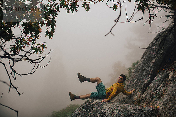 Auf Fels stürzender junger Mann  nahe Shaver Lake  Kalifornien  USA
