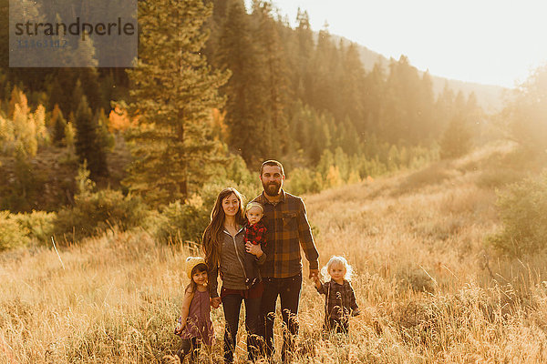 Porträt einer Familie in ländlicher Umgebung  Mineral King  Sequoia-Nationalpark  Kalifornien  USA