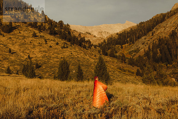 Frau im Feld stehend  in einen Schlafsack gehüllt  Mineral King  Sequoia National Park  Kalifornien  USA