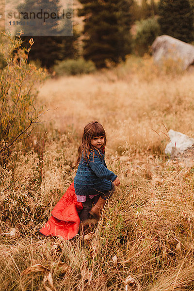 Junges Mädchen klettert durch langes Gras  Mineral King  Sequoia National Park  Kalifornien  USA