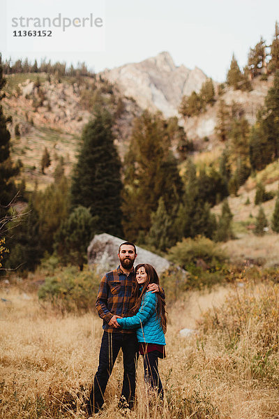 Porträt eines jungen Paares in ländlicher Umgebung  Mineral King  Sequoia National Park  Kalifornien  USA